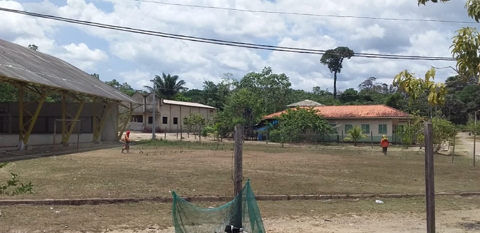 Prefeitura faz limpeza na vila são Francisco do Iratapuru.
